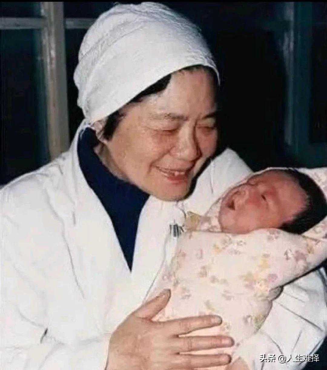 她被誉为中国“试管婴儿之母”，名门之后，23岁成博士