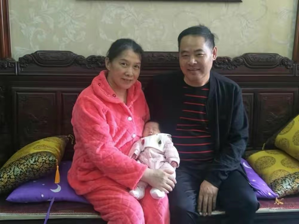 3年前，杭州53岁大妈试管3次冒险生下一子，如今小孩生活怎样了？