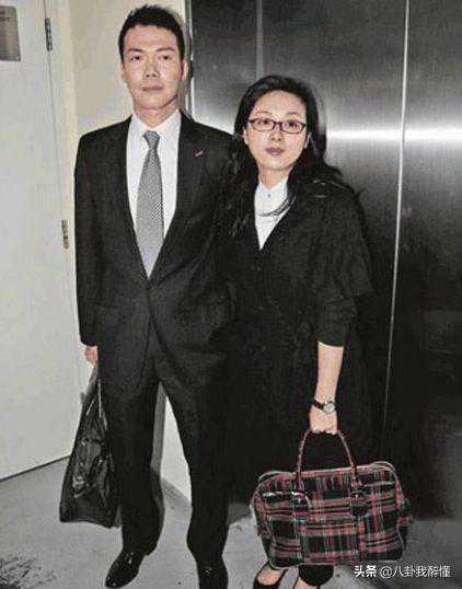 他成名后还与妻子恩爱如初，坚持10年试管终成功，父子间相差48岁