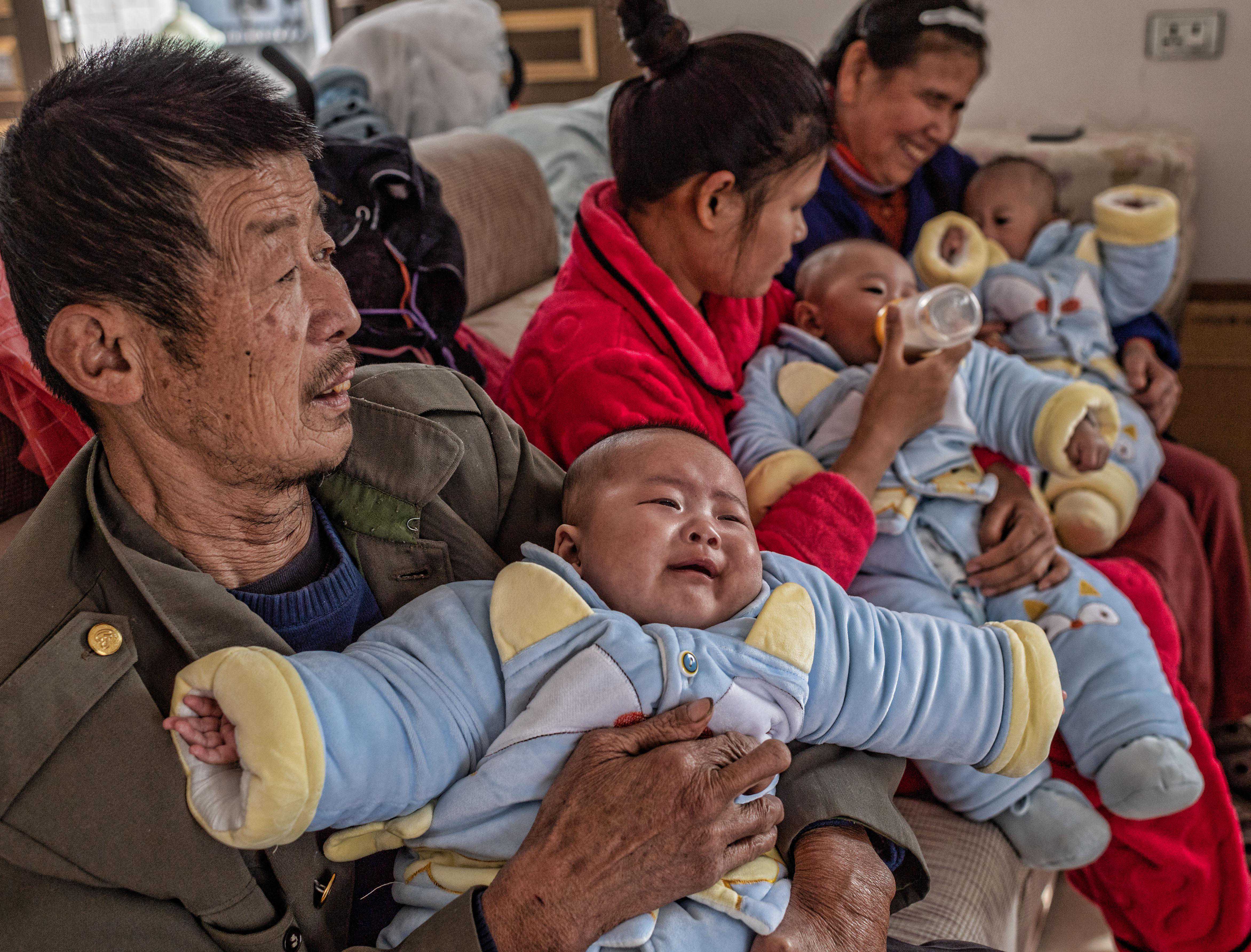 农村夫妻为生孩子选择试管，生下3胞胎又后悔，原因是买不起奶粉