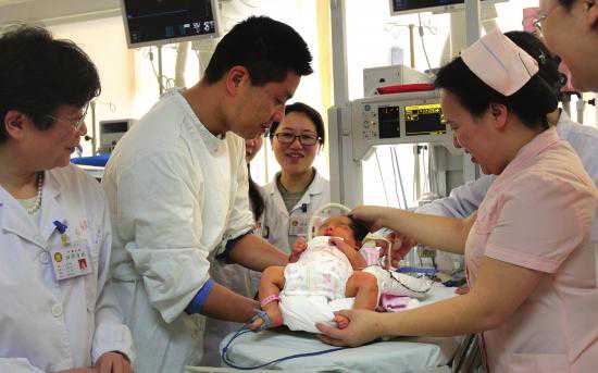 试管婴儿患先天性脐膨出 妈妈分娩时宝宝也在做手术