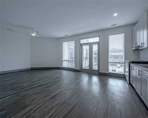 56岁女子在6楼家中偷情，因怕被儿子发现，拉着床单下楼坠楼身亡